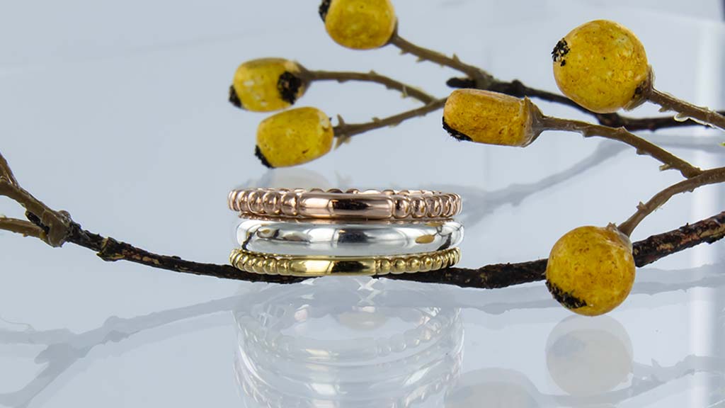 3 fijne en smalle gouden ringen; geelgoud, witgoud en roségoud met bolletjes