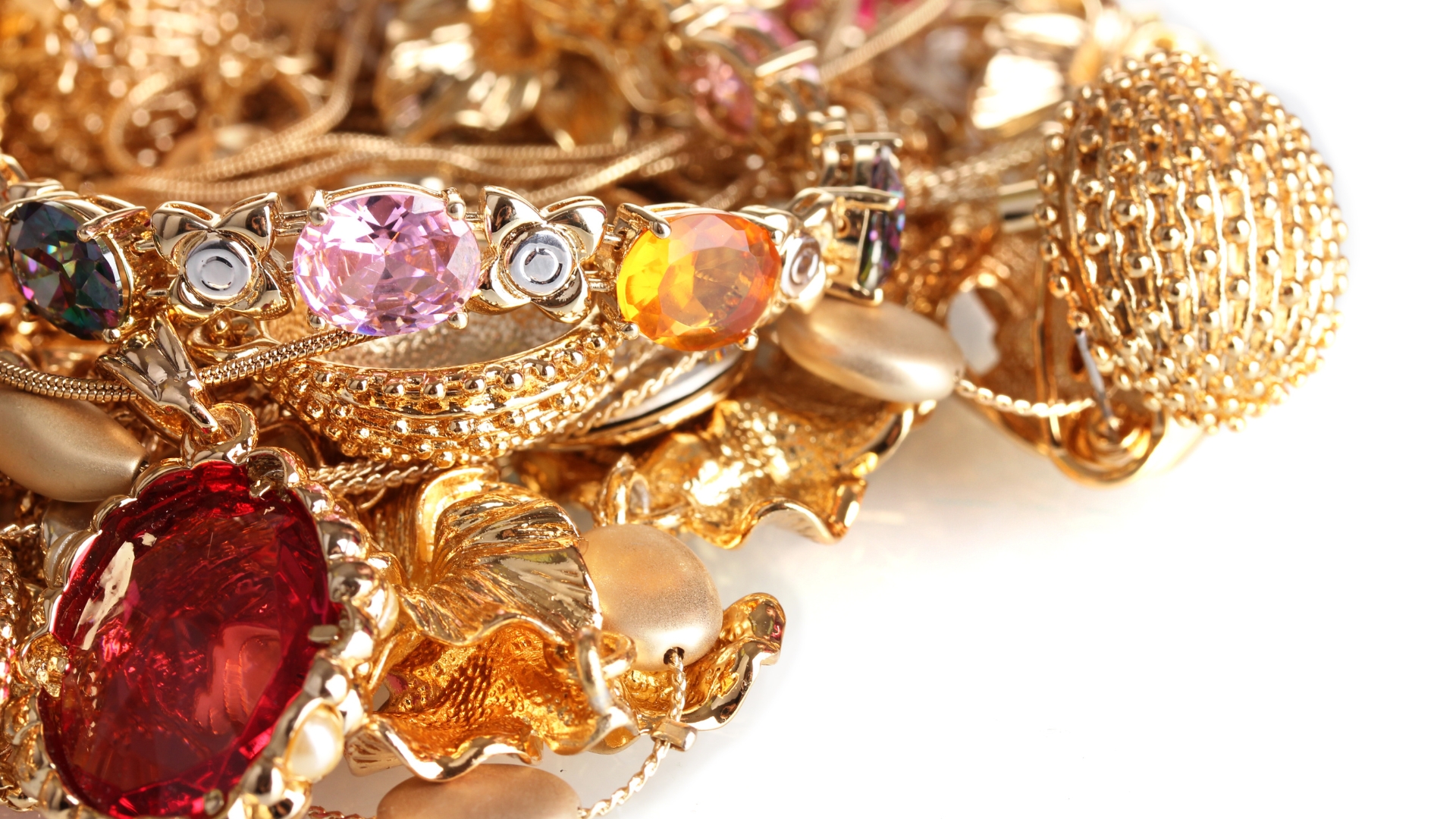 Een stapel met gouden sieraden en juwelen bij elkaar.