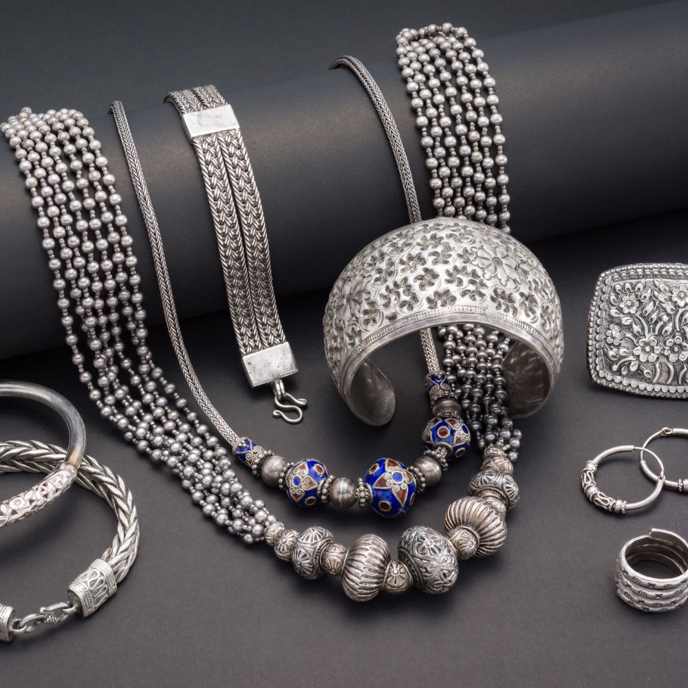 Zilveren sieraden bij elkaar, armbanden en kettingen.